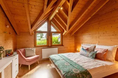 Ein Bett oder Betten in einem Zimmer der Unterkunft Panoramic Chalet Hot Tub, BBQ, view, terrace