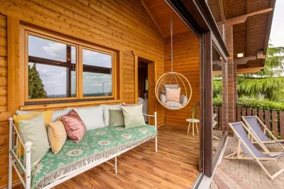 Ein Balkon oder eine Terrasse in der Unterkunft Panoramic Chalet Hot Tub, BBQ, view, terrace