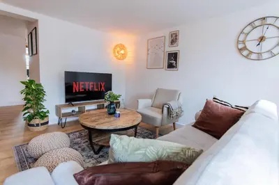 TV/Unterhaltungsangebot in der Unterkunft Cozy I hochwertig eingerichtet NETFLIX Parkplatz Nespresso