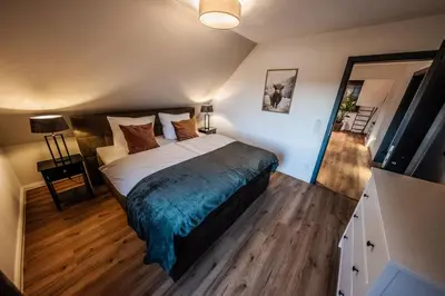Ein Bett oder Betten in einem Zimmer der Unterkunft Eifellodge - am roten Sandberg