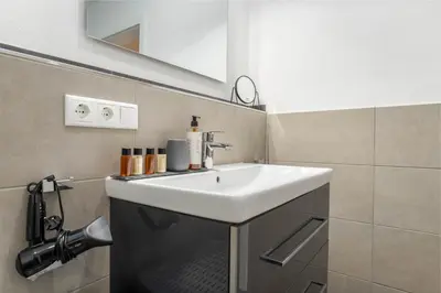 Ein Badezimmer in der Unterkunft Vivamosel: Appartement mit Mosel & Burgblick - Balkon - Parken - Aufzug - Fahrradraum