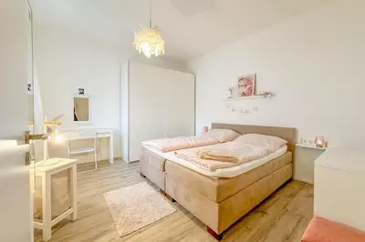 Ein Bett oder Betten in einem Zimmer der Unterkunft Modernes Trierer CityLoft mit großem Balkon