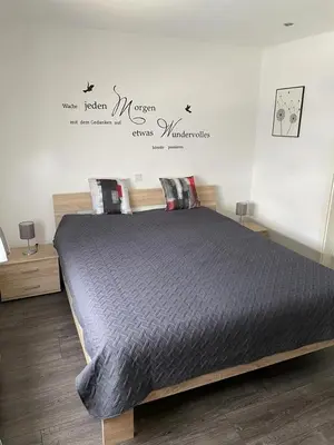 Ein Bett oder Betten in einem Zimmer der Unterkunft Ferienwohnung Klatschmohn
