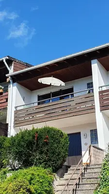 Das Gebäude in dem sich das Ferienhaus befindet