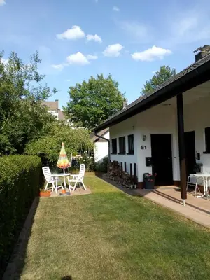 Ein Garten an der Unterkunft Ferienwohnung Hecking