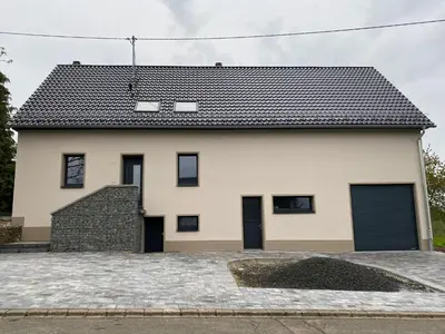 Das Gebäude in dem sich das Ferienhaus befindet