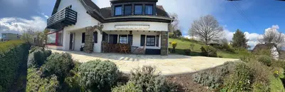 Ein Garten an der Unterkunft Eifel Landhaus Panoramablick unter der Burg Olbrück mit Sauna Hottub großer Terrasse und Garten Ideal für Familien