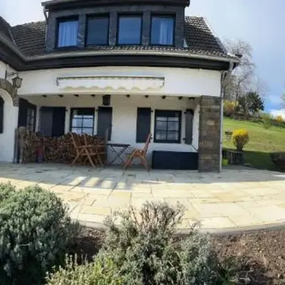 Eifel Landhaus Panoramablick unter der Burg Olbrück mit Sauna Hottub großer Terrasse und Garten Ideal für Familien