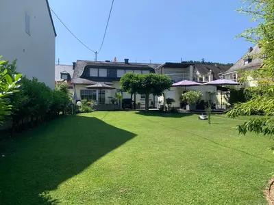 Ein Garten an der Unterkunft Moselglück