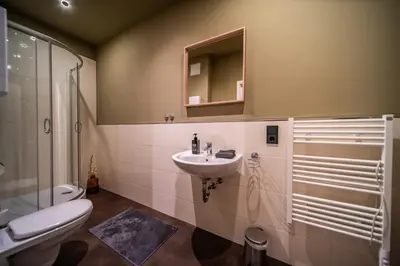 Ein Badezimmer in der Unterkunft LLR Design Apartment - Emerald Green im Zentrum von Koblenz