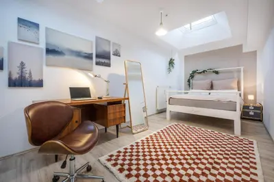 Ein Bett oder Betten in einem Zimmer der Unterkunft 140qm 3BR apartment - central, cozy and stylish