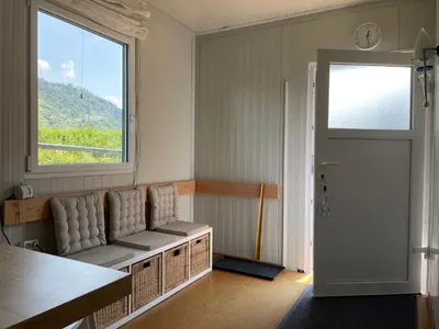 Ein allgemeiner Bergblick oder ein Berglick von des Bootes aus