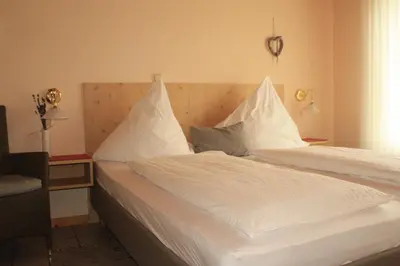 Ein Bett oder Betten in einem Zimmer der Unterkunft Weingut-Brennerei-Gästehaus Emil Dauns