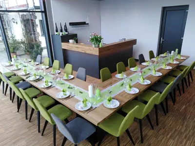 Ein Restaurant oder anderes Speiselokal in der Unterkunft Ferienweingut Ulrike Thul