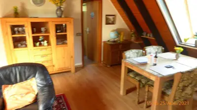 Ein Sitzbereich in der Unterkunft Eifelwaldhäuschen