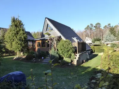 Ein Garten an der Unterkunft Eifelwaldhäuschen