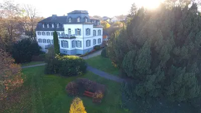 Ein Garten an der Unterkunft Gästehaus im Schlosspark