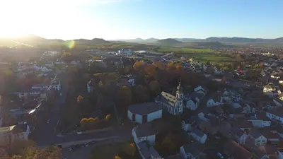 Ein allgemeiner Bergblick oder ein Berglick von des Aparthotels aus