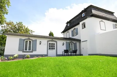 Ein Garten an der Unterkunft Gästehaus im Schlosspark