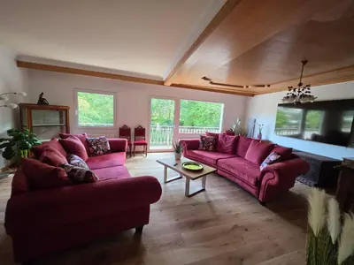 Ein Sitzbereich in der Unterkunft Ferienwohnung Am Säuerlingsturm