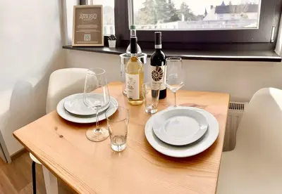 Getränke in der Unterkunft Stylisches Studio Apartment mit Balkon und privatem Stellplatz für bis zu 4 Personen nur wenige Minuten von der Innenstadt & Mosel entfernt