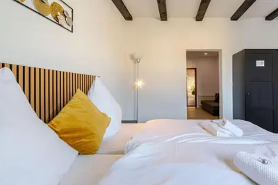 Ein Bett oder Betten in einem Zimmer der Unterkunft Townhaus-Rhens 8 Schlafzimmer, Sauna, Weinkeller, Fotostudio, Hunde willkommen