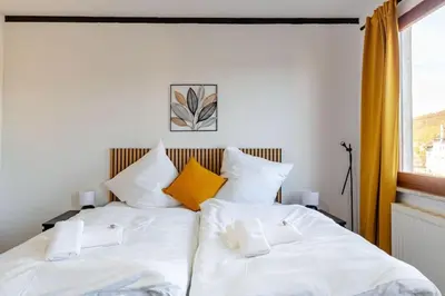 Ein Bett oder Betten in einem Zimmer der Unterkunft Townhaus-Rhens 8 Schlafzimmer, Sauna, Weinkeller, Fotostudio, Hunde willkommen