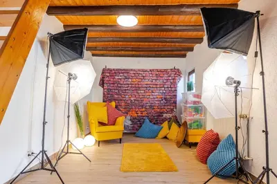 Ein Sitzbereich in der Unterkunft Townhaus-Rhens 8 Schlafzimmer, Sauna, Weinkeller, Fotostudio, Hunde willkommen