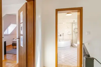 Ein Badezimmer in der Unterkunft Townhaus-Rhens 8 Schlafzimmer, Sauna, Weinkeller, Fotostudio, Hunde willkommen