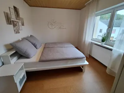 Ein Bett oder Betten in einem Zimmer der Unterkunft Ferienwohnung Hennessy
