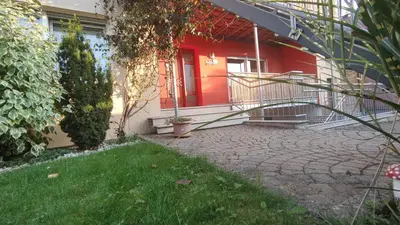 Ein Garten an der Unterkunft Ferienwohnung Hennessy