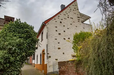 Das Gebäude in dem sich das Ferienhaus befindet