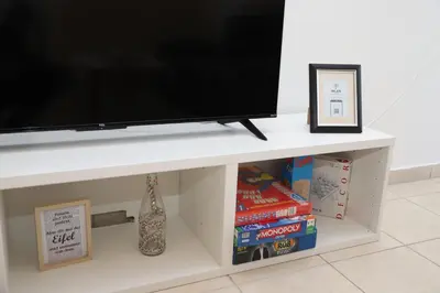 TV/Unterhaltungsangebot in der Unterkunft INDIVIDUAL APARTMENTS - Zentrale, ruhige Wohnung in Innenstadt - Küche, Parkplatz, Terrasse, SmartTV, Netflix