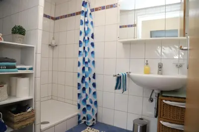 Ein Badezimmer in der Unterkunft INDIVIDUAL APARTMENTS - Zentrale, ruhige Wohnung in Innenstadt - Küche, Parkplatz, Terrasse, SmartTV, Netflix