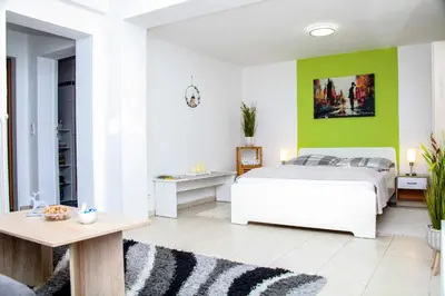 Ein Bett oder Betten in einem Zimmer der Unterkunft INDIVIDUAL APARTMENTS - Zentrale, ruhige Wohnung in Innenstadt - Küche, Parkplatz, Terrasse, SmartTV, Netflix