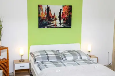 Ein Bett oder Betten in einem Zimmer der Unterkunft INDIVIDUAL APARTMENTS - Zentrale, ruhige Wohnung in Innenstadt - Küche, Parkplatz, Terrasse, SmartTV, Netflix