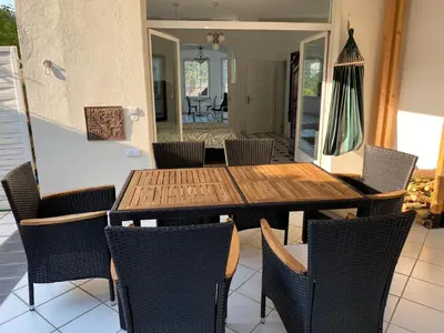 Ein Sitzbereich in der Unterkunft Ferienwohnung Auszeit