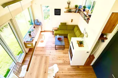 Ein Sitzbereich in der Unterkunft Tinyhouse Minimalus Panorama Schlafloft im Grünen