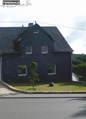 Das Gebäude in dem sich das Ferienhaus befindet