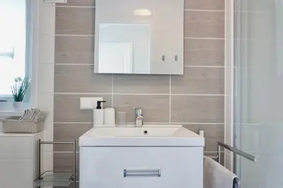 Ein Badezimmer in der Unterkunft Ferienhaus Ufergeheimnis am Gülser Moselbogen I 2 SZ I 5 Gäste I Badebucht I Grill I Garten