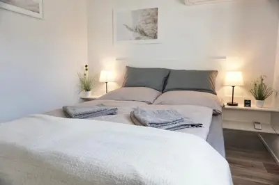 Ein Bett oder Betten in einem Zimmer der Unterkunft Ferienhaus Ufergeheimnis am Gülser Moselbogen I 2 SZ I 5 Gäste I Badebucht I Grill I Garten