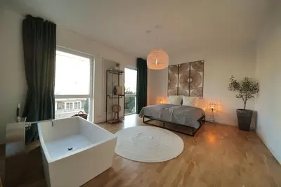 Ein Bett oder Betten in einem Zimmer der Unterkunft Urban retreat loft in the center
