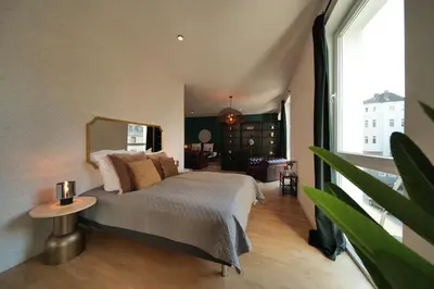 Ein Bett oder Betten in einem Zimmer der Unterkunft Urban retreat loft in the center