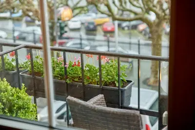 Ein Balkon oder eine Terrasse in der Unterkunft Moselhotel Römischer Kaiser `Staffuntil5pm`EarlyBirdBreakfast`CityParking
