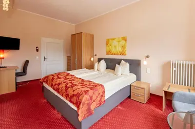 Ein Bett oder Betten in einem Zimmer der Unterkunft Moselhotel Römischer Kaiser `Staffuntil5pm`EarlyBirdBreakfast`CityParking