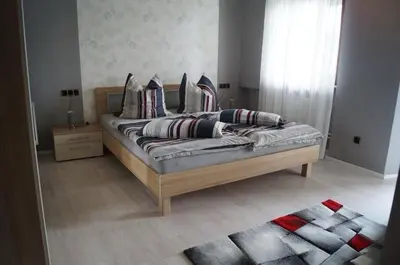 Ein Bett oder Betten in einem Zimmer der Unterkunft Ferienwohnung Weingarten