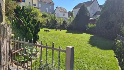 Ein Garten an der Unterkunft Moselperle- Urlaub im historischen Fachwerkhäuschen