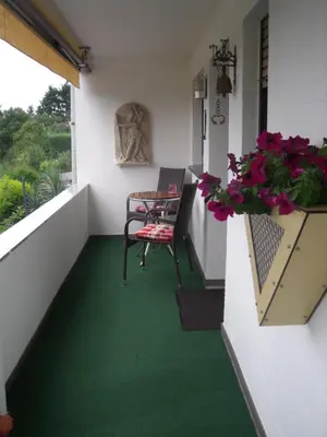 Ein Balkon oder eine Terrasse in der Unterkunft Ferienwohnung Am Waldrand