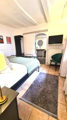 Ein Bett oder Betten in einem Zimmer der Unterkunft Mosel-Side Junior Suite
