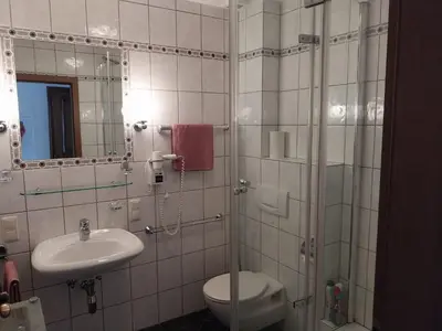 Ein Badezimmer in der Unterkunft Weingut-Ferienwohnungen Lorenz - nur Urlaubsgäste